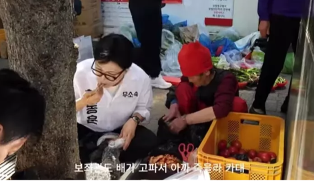 한동훈 무소속 의원이 부산 북구갑 후보 이던 지난달 7일, 부산 북구 구포시장에 들렀다가 좌판 채소가게를 운영하는 김보갑 할머니가 싸준 찰밥을 먹고 있는 모습. 유튜브 한동훈 채널 캡처