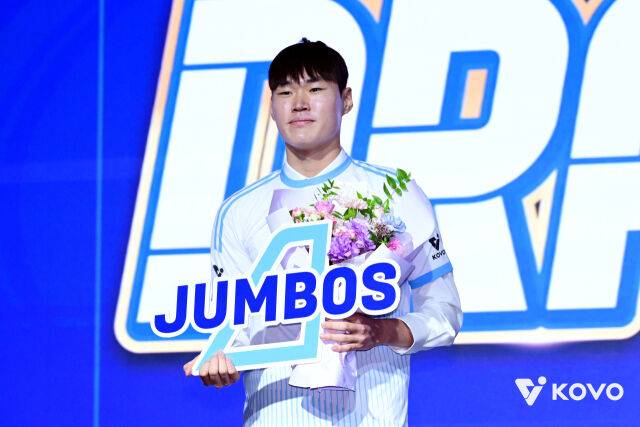 2025년 10월 27일 서울 메이필드 호텔에서 열린 V-리그 남자부 신인 드래프트에서 대한항공 지명을 받은 이준호./KOVO 제공