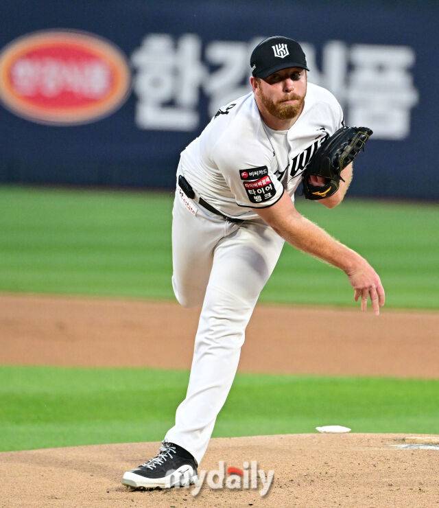 2026년 6월 4일 오후 경기도 수원KT위즈파크에서 열린 '2026 신한 SOL KBO리그' LG 트윈스와 KT 위즈의 경기. KT 선발투수 사우어가 역투하고 있다./마이데일리