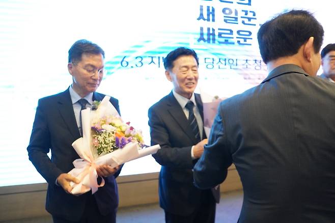 “어서와, 개혁파 시장은 처음이지?” 민선 이후 첫 개혁정당 시장으로 당선된 김중남 강릉시장, 이정학 동해시장 당선인이 8일 춘천에서 열린 강원도 지선 당선인 교례회에서 꽃다발을 받고 있다.