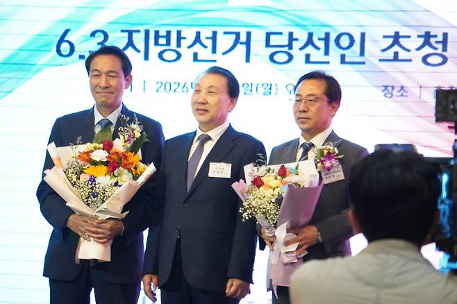 우상호(왼쪽 첫번째) 도지사 당선인과 강삼영(오른쪽 첫번째) 교육감 당선인 기념촬영