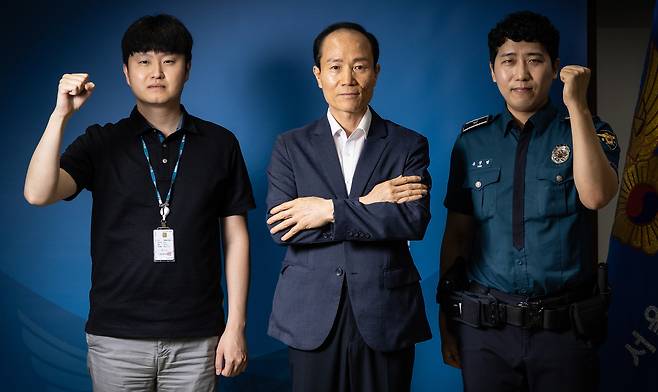 한석권 강북경찰서 통합수사6팀장(왼쪽부터), 김성길 지능범죄수사팀장, 유상범 미아지구대 경위가 4일 오후 서울 강북구 강북경찰서에서 인터뷰를 하기 전 자세를 취하고 있다. 윤창빈 기자