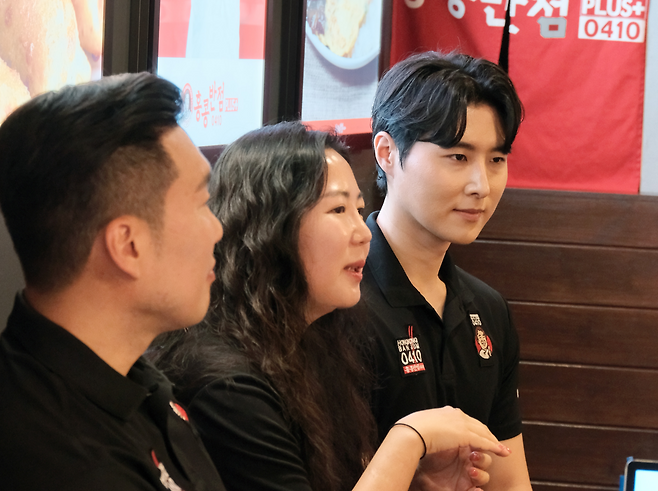 지난 9일 마재현(왼쪽부터)·안소영·안정우 홍콩반점 점주가 서울 구로구 홍콩반점 구로시장점에서 헤럴드경제와 인터뷰를 하고 있다. [더본코리아 제공]