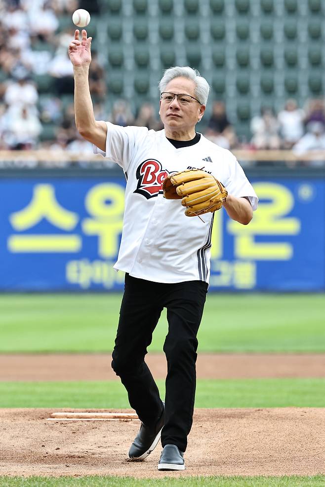 젠슨 황 엔비디아 최고경영자(CEO)가 7일 서울 잠실야구장에서 열린 2026 프로야구 KBO리그 키움 히어로즈와 두산 베어스의 경기에 앞서 시구를 하고 있다. [연합]