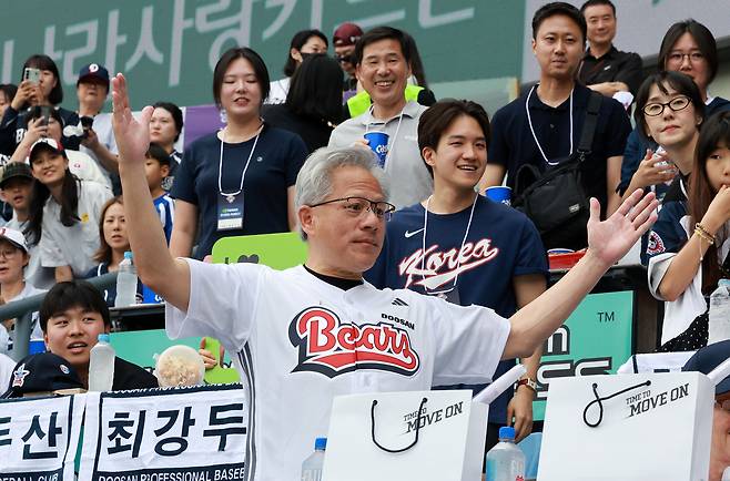 젠슨 황 엔비디아 최고경영자(CEO)가 지난 7일 서울 잠실야구장에서 열린 2026 프로야구 KBO리그 키움 히어로즈와 두산 베어스의  경기를 관람하고 있다. [연합]