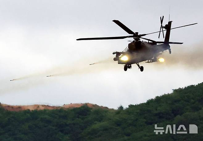 [포천=뉴시스] AP통신 등에 따르면 미 중부사령부(CENTCOM) 팀 호킨스 대변인은 길이 약 7.3m(24피트)의 무인 수상정이 물에 빠진 조종사 2명을 발견해 약 2시간 만에 구조했다고 밝혔다. 사진은 지난달 경기도 포천시 승진훈련장에서 열린 2026 합동화력훈련에서 아파치 헬기가 로켓을 쏘고 있는 모습. 2026.06.10.