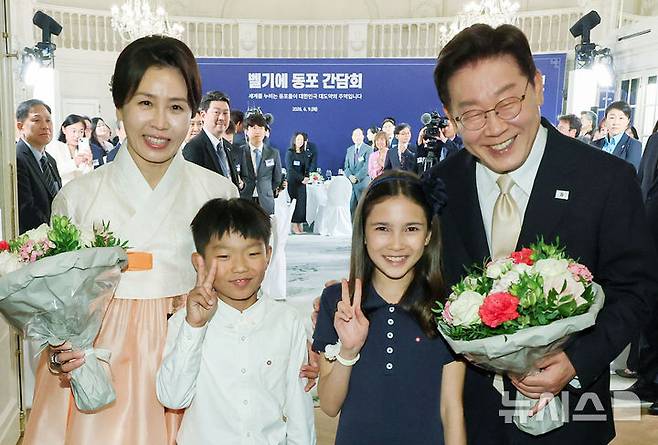 [브뤼셀=뉴시스] 최동준 기자 = G7 정상회의 참석 계기 벨기에를 방문 중인 이재명 대통령과 김혜경 여사가 9일(현지 시간) 브뤼셀 한 호텔에서 열린 동포만찬간담회에서 화동과 기념촬영을 하고 있다. 2026.06.10. photocdj@newsis.com