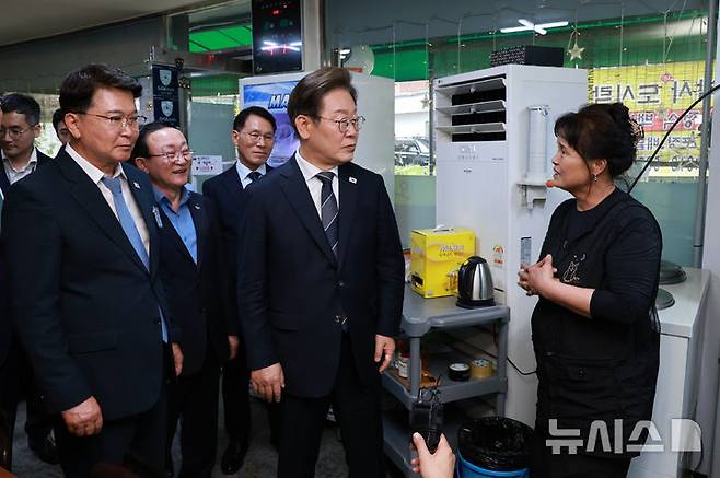 [연천=뉴시스] 고범준 기자 = 이재명 대통령이 13일 기본소득 실시지역 현황점검을 위해 방문한 경기도 연천군 식당에서 주인과 대화하고 있다. (대통령실통신사진기자단) 2025.06.13. bjko@newsis.com