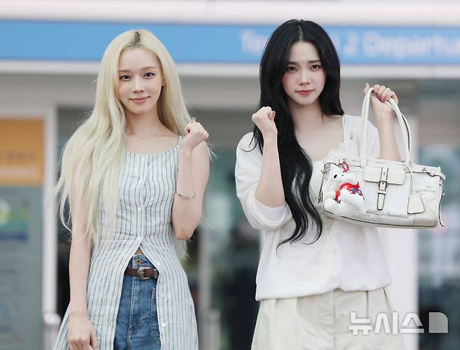 [인천공항=뉴시스] 김진아 기자 = 에스파 윈터(왼쪽)와 카리나가 '2026 FIFA 북중미 월드컵' 응원단 합류를 위해 10일 인천국제공항에 도착해 멕시코로 출국하기 앞서 포즈를 취하고 있다. 2026.06.10. bluesoda@newsis.com