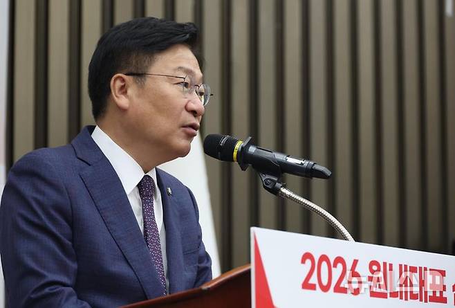 [서울=뉴시스] 조성봉 기자 = 정점식 국민의힘 신임 원내대표가 10일 오후 서울 여의도 국회에서 열린 원내대표 선출 의원총회에서 당선 소감을 밝히고 있다.  2026.06.10. suncho21@newsis.com