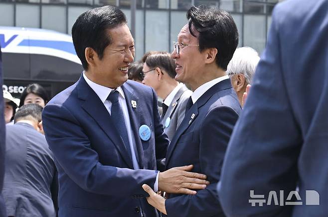[서울=뉴시스] 조수정 기자 = 김민석 국무총리와 정청래 더불어민주당 대표가 10일 오전 서울 종로구 광화문광장에서 열린 제100주년 6·10 만세운동 기념식에서 만나 포옹하고 있다. (공동취재) 2026.06.10. chocrystal@newsis.com