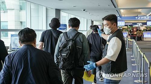 인천공항 에볼라바이러스병 검역대응체계 (서울=연합뉴스) 4일 인천국제공항 제1여객터미널 입국장에서 에볼라바이러스병 검역대응이 이뤄지고 있다. 2026.6.4 [질병관리청 제공. 재판매 및 DB 금지] photo@yna.co.kr