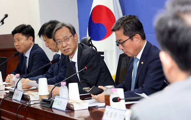 중동전쟁 경제대응특위 6차 회의, 인사말 하는 유동수 위원장 중동전쟁 경제대응특위 6차 회의, 인사말 하는 유동수 위원장     (서울=연합뉴스) 배재만 기자 = 10일 국회 의원회관에서 열린 중동전쟁 경제대응특위 6차 회의에서 유동수 위원장이 인사말을 하고 있다. 2026.6.10     scoop@yna.co.kr (끝) <저작권자(c) 연합뉴스, 무단 전재-재배포, AI 학습 및 활용 금지>