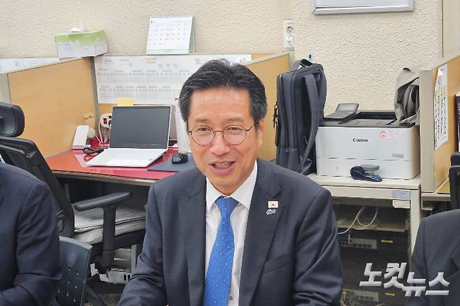 10일 김해시청 찾은 정영두 김해시장 당선인. 이형탁 기자