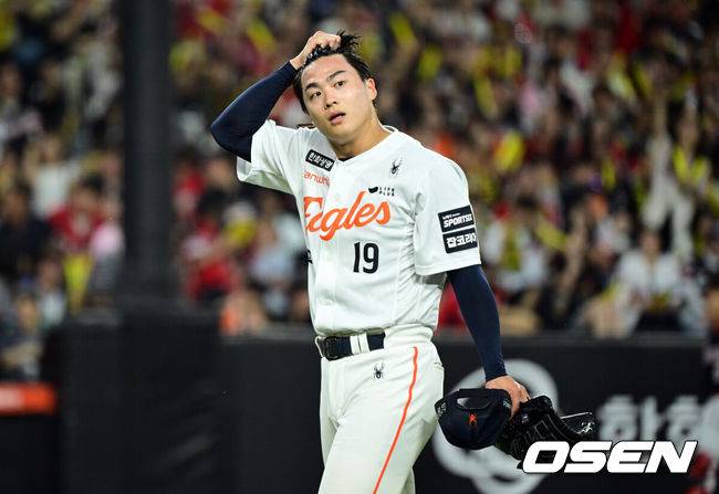 [OSEN=대전, 조은정 기자]9일 오후 대전한화생명볼파크에서 2026 신한 SOL KBO리그 한화 이글스와 KIA 타이거즈의 경기가 열렸다.이날 한화는 왕옌청을 KIA는 황동하를 선발로 내세웠다.4회초 2사 한화 왕옌청이 교체되고 있다. 2026.06.09 /cej@osen.co.kr