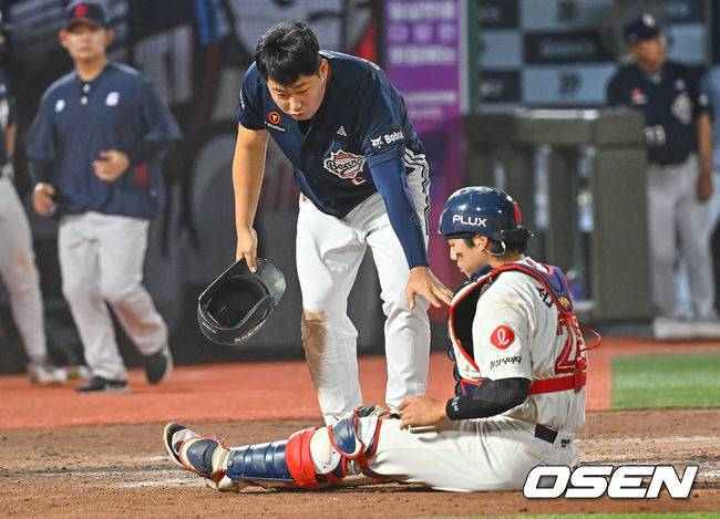 [OSEN=부산, 이석우 기자] 9일 부산 사직야구장에서 2026 신한 SOL KBO 리그 롯데 자이언츠와 두산 베어스의 경기가 열렸다. 홈팀 롯데는 나균안이, 방문팀 두산은 곽빈이 선발 출전했다.두산 베어스 양의지가 5회초 1사 1루 안재석의 우중간 2루타때 홈에서 세이프되며 롯데 자이언츠 손성빈과 충돌한 후 손을 잡고 위로하고 있다. 2026.06.09 / foto0307@osen.co.kr