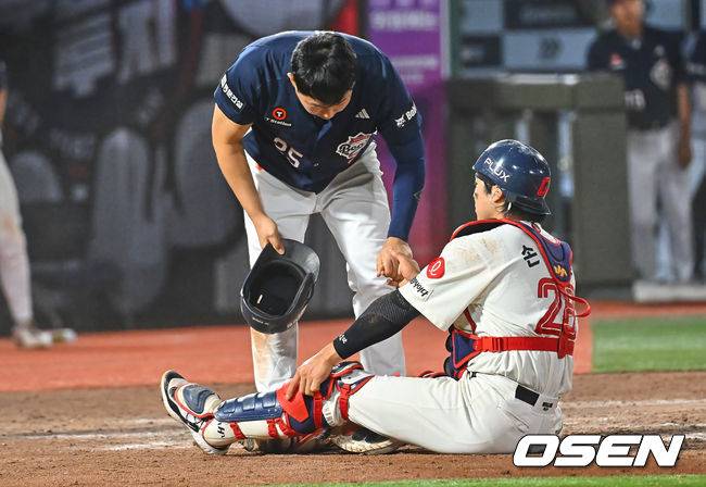 [OSEN=부산, 이석우 기자] 9일 부산 사직야구장에서 2026 신한 SOL KBO 리그 롯데 자이언츠와 두산 베어스의 경기가 열렸다. 홈팀 롯데는 나균안이, 방문팀 두산은 곽빈이 선발 출전했다.두산 베어스 양의지가 5회초 1사 1루 안재석의 우중간 2루타때 홈에서 세이프되며 롯데 자이언츠 손성빈과 충돌한 후 손을 잡고 위로하고 있다. 2026.06.09 / foto0307@osen.co.kr