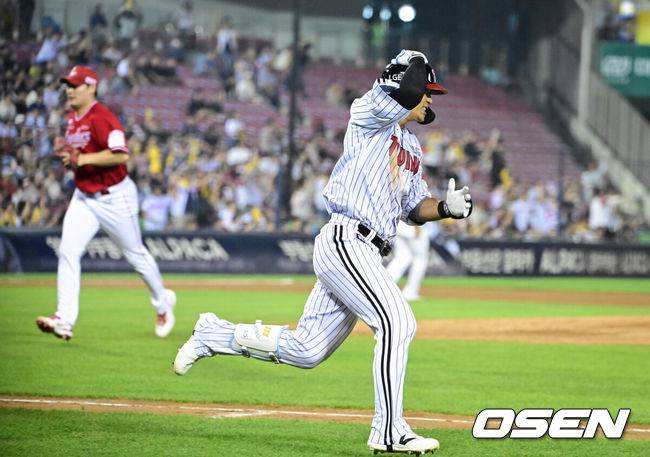 [OSEN=잠실, 조은정 기자]10일 오후 서울 잠실구장에서 ‘2026 신한은행 SOL Bank KBO리그’ LG 트윈스와 SSG 랜더스의 경기가 진행됐다.이날 LG는 웰스를, SSG는 최민준을 선발투수로 내세웠다.7회말 1사 만루에서 LG 송찬의가 적시타를 날리고 있다. 2026.06.10 /cej@osen.co.kr