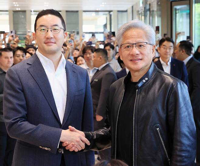 젠슨 황 엔비디아 최고경영자(CEO)가 지난 8일 귀국하기 전 구광모 LG그룹 회장과 기념 촬영을 하는 모습. LG그룹 제공
