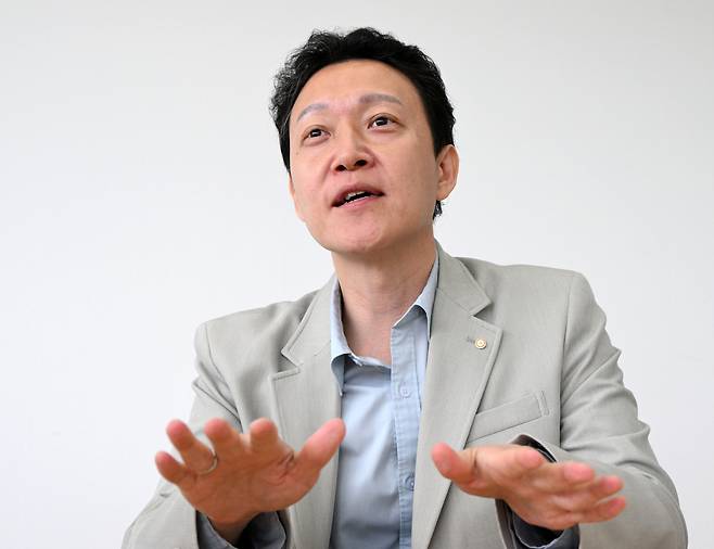 김용희 여자프로배구 GS칼텍스 단장이 4일 서울경제신문과 인터뷰하며 지난 시즌 구단 운영에 대해 설명하고 있다. 성형주 기자