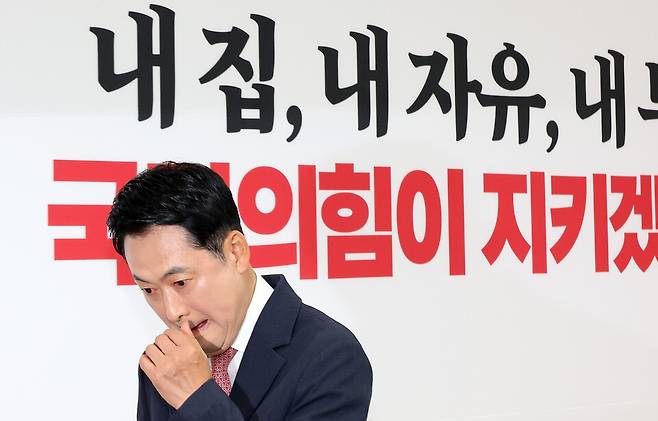 장동혁 국민의힘 대표가 9일 국회에서 투표용지 부족 사태와 득표수 논란에 관한 현안 기자회견을 마친 뒤 회견장을 나서고 있다. ⓒ연합뉴스