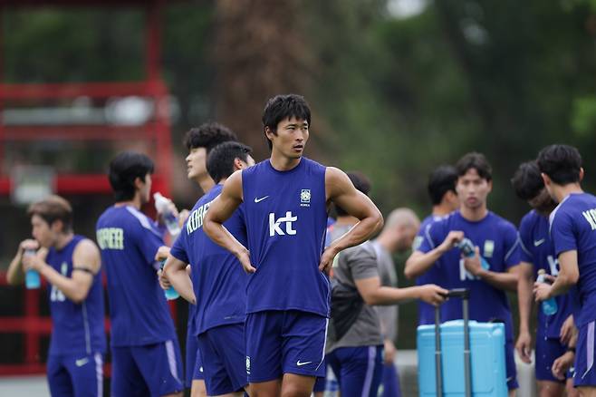 조규성(가운데)을 비롯한 축구국가대표팀 선수들이 9일(한국시간) 멕시코 할리스코주 사포판에 위치한 치바스 바예 베르데에서 훈련 도중 잠시 쉬고 있다. 사진제공｜대한축구협회