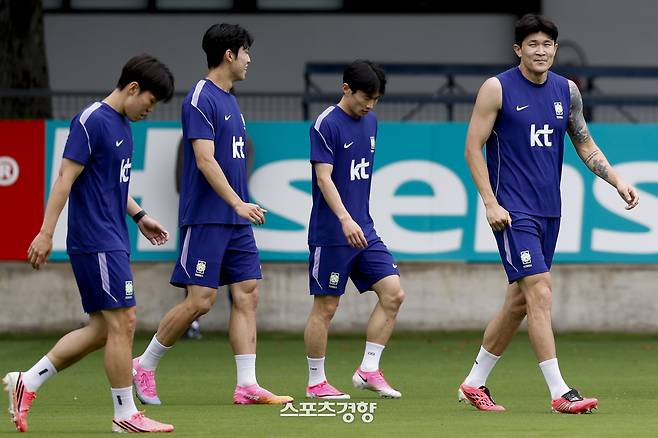2026 북중미 월드컵에서 체코의 장신군단을 막아야 하는 김민재(오른쪽). 과달라하라 | 문재원 기자