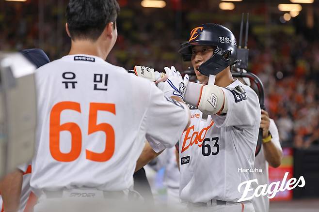한화 이글스 내야수 박정현(오른쪽)이 9일 대전 한화생명 볼파크에서 열린 2026 신한 SOL KBO리그 KIA 타이거즈와의 팀 간 7차전에서 8회말 시즌 1호 홈런을 기록했다. 사진 한화 이글스
