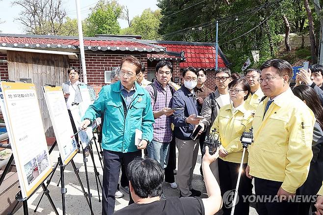 윤호중 장관, 하천·계곡 불법 점용시설 정비 실태 현장점검 (서울=연합뉴스) 윤호중 행정안전부 장관이 23일 서울 강북구 우이동 인수천 인근의 하천·계곡 불법 점용시설 정비 실태 현장을 점검하고 있다. 2026.4.23 [행정안전부 제공. 재판매 및 DB 금지] photo@yna.co.kr