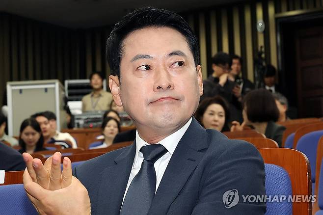 원내대표 선출 의총 참석한 장동혁 대표 (서울=연합뉴스) 이동해 기자 = 국민의힘 장동혁 대표가 10일 국회에서 열린 원내대표 선출 선거 의원총회에서 잠시 생각에 잠겨 있다. 2026.6.10 eastsea@yna.co.kr