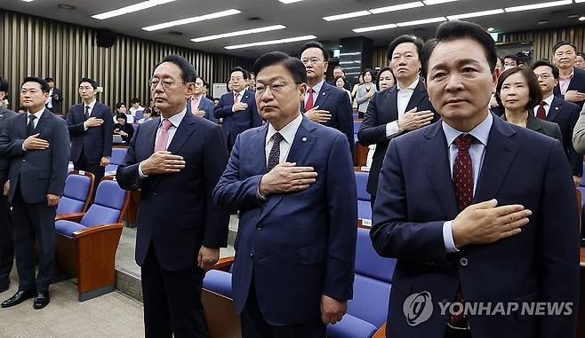 국민의힘 원내대표 선출 의총 (서울=연합뉴스) 이동해 기자 = 국민의힘 장동혁 대표와 원내대표 선거에 출마한 김도읍, 정점식, 성일종 후보가 10일 국회에서 열린 원내대표 선출 선거 의원총회에서 국기에 경례하고 있다. 2026.6.10 eastsea@yna.co.kr