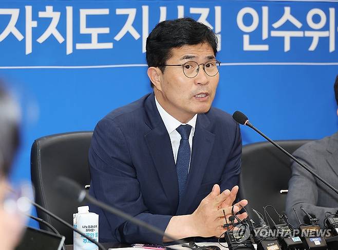 발언하는 이원택 (전주=연합뉴스) 임채두 기자 = 이원택 전북특별자치도지사 당선인이 10일 전북바이오융합산업진흥원에서 열린 인수위원회 현판식 기자간담회에서 발언하고 있다. 2026.6.10 doo@yna.co.kr