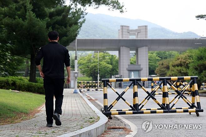 방첩사 49년 만에 해체…방첩·수사·보안 기능 분산 이관 (과천=연합뉴스) 윤동진 기자 = 정부가 10일 '12·3 비상계엄' 때 핵심적인 역할을 한 국군방첩사령부(방첩사)를 해체하고 주요 기능을 서로 다른 기관으로 분산하기로 했다. 사진은 이날 경기도 과천 소재 국군방첩사령부. 2026.6.10 mon@yna.co.kr
