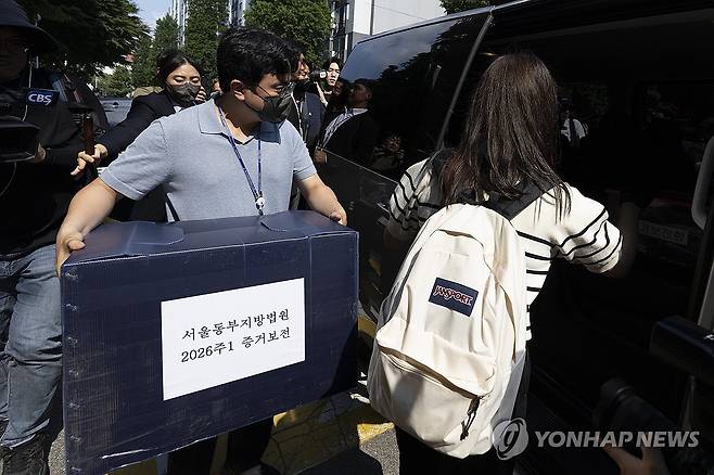 법원, 잠실 투표소 현장 검증 종료 (서울=연합뉴스) 임화영 기자 = 서울동부지방법원 관계자들이 10일 6·3 지방선거 당시 서울 송파구 잠실7동 제2투표소였던 아파트 노인정에서 현장 검증을 마친 뒤 떠나고 있다. 2026.6.10 [공동취재] hwayoung7@yna.co.kr