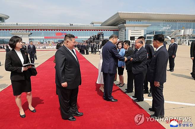 방북 일정 마치고 귀국하는 시진핑 (평양 조선중앙통신=연합뉴스) 김정은 국무위원장의 초청으로 북한을 국빈 방문했던 시진핑 중국 국가주석과 부인 펑리위안 여사가 1박2일간의 일정을 마치고 지난 9일 오후 전용기로 평양을 출발했다고 조선중앙통신이 10일 보도했다. 평양 국제비행장에서 김 위원장과 부인 리설주 여사가 환송했다. 2026.6.10 
    [국내에서만 사용가능. 재배포 금지. For Use Only in the Republic of Korea. No Redistribution] nkphoto@yna.co.kr