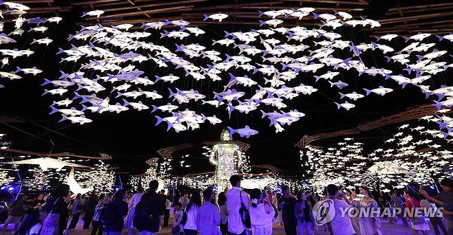 광안리, 빛의 바다 어방 (부산=연합뉴스) 강선배 기자 = 광안리 어방축제(12~14일)를 앞두고 부산 수영구 광안리백사장에 어방의 빛과 수영의 바다를 표현하는 포토존이 설치돼 6일 광안리를 찾은 시민들이 사진을 찍으며 감상하고 있다. 2026.6.6 sbkang@yna.co.kr