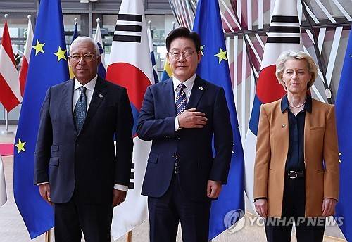 국기에 경례하는 이재명 대통령     (브뤼셀=연합뉴스) 한상균 기자 = 이재명 대통령이 10일(현지시간) 벨기에 브뤼셀 EU이사회 본부에서 안토니우 코스타 EU 정상회의 상임의장, 우르즐라 폰데어라이엔 EU 집행위원장이 참석한 가운데 열린 환영식에서 국기에 경례하고 있다. 2026.6.10
