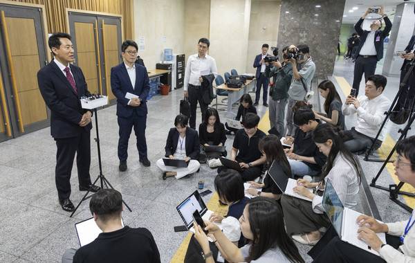 국민의힘 오세훈 서울시장 후보가 18일 국회 의원회관에서 열린 이재명 정부 1년&nbsp;부동산&nbsp;정책 평가 토론회에 참석한 뒤 취재진과 인터뷰 하고 있다. 2026.5.18&nbsp;[사진=연합뉴스]&nbsp;