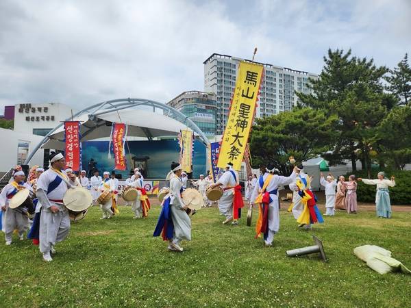 경상남도 무형유산 '마산성신대제' 공개행사가 5월 23일 창원시립마산음악관 야외무대에서 열리고 있다. 선창걸립패가 지신밟기를 하고 있다. /류민기 기자