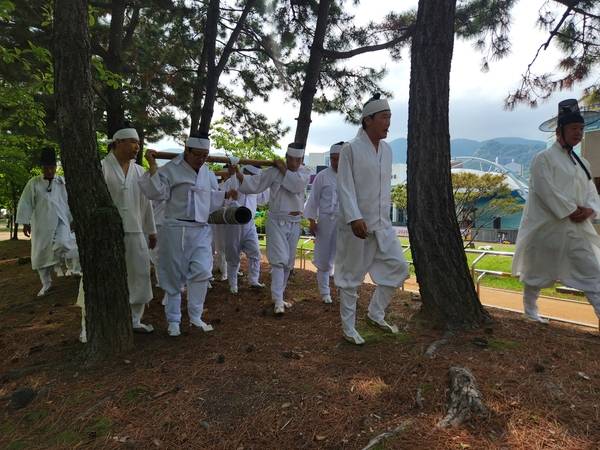 경상남도 무형유산 '마산성신대제' 공개행사가 5월 23일 창원시립마산음악관 야외무대에서 열리고 있다. 목도꾼들이 성신목을 운반하고 있다. /류민기 기자