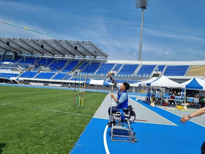 ▲ 제20회 전국장애인육상선수권대회 및 제3차 국가대표 선발대회에서 2026 나고야 장애인 아시아경기대회 태극마크를 향한 한 선수가 구미시민운동장에서 혼신의 힘을 다해 경기에 임하고 있다. 구미시 제공.