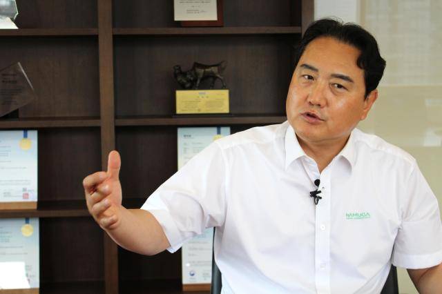 이동호 나무가 대표가 지난 2일 경기 성남시 판교테크노밸리에서 아주경제와 인터뷰하고 있다. 이 대표는 "생성형 AI가 등장한 후 GPU와 메모리가 핵심 인프라로 떠올랐듯이 피지컬 AI 시대에는 센서가 그 역할을 맡게 될 것"이라고 말했다. [사진=아주경제]