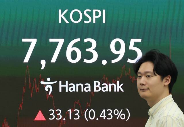 11일 서울 중구 하나은행 딜링룸 현황판에 코스피 등이 표시되고 있다. /연합뉴스