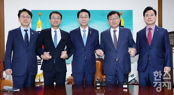 조정식 국회의장이 11일 오후 서울 여의도 국회 본관 국회의장 집무실에서 여야 원내대표와 회동 전 기념촬영을 하고 있다. 왼쪽부터 더불어민주당 천준호 원내운영수석부대표, 한병도 원내대표, 조 국회의장, 국민의힘 정점식 원내대표, 원내운영수석부대표로 내정된 김승수 의원./ 이호형 기자 leemario@sporbiz.co.kr 2026.06.11