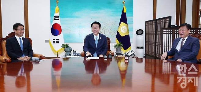 조정식 국회의장이 11일 오후 서울 여의도 국회 본관 국회의장 집무실에서 더불어민주당 한병도 원내대표, 국민의힘 정점식 원내대표와 회동에서 발언을 하고 있다. / 이호형 기자 leemario@sporbiz.co.kr 2026.06.11