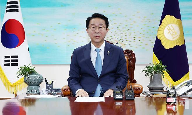 조정식 국회의장이 11일 오후 서울 여의도 국회 본관 국회의장 집무실에서 더불어민주당 한병도 원내대표, 국민의힘 정점식 원내대표와 회동에서 발언을 하고 있다. / 이호형 기자 leemario@sporbiz.co.kr 2026.06.11