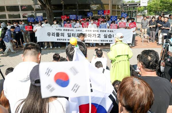 6·3 지방선거 투표용지 부족 사태로 빚어진 '잠실 개표소 봉쇄 시위'가 이어지고 있는 11일 서울 송파구 올림픽공원 핸드볼경기장 앞에서 체육단체들이 업무 정상화 호소문 발표 기자회견을 하고 있다. 2026.6.11 연합뉴스