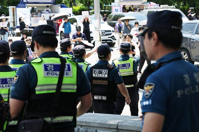 6·3 지방선거 투표용지 부족 사태를 규탄하며 재선거를 요구하는 '잠실 개표소 봉쇄 시위'가 계속되고 있는 9일 서울 송파구 올림픽공원 핸드볼경기장 출입구 앞에서 경찰들이 교대하고 있다. (사진=연합뉴스)