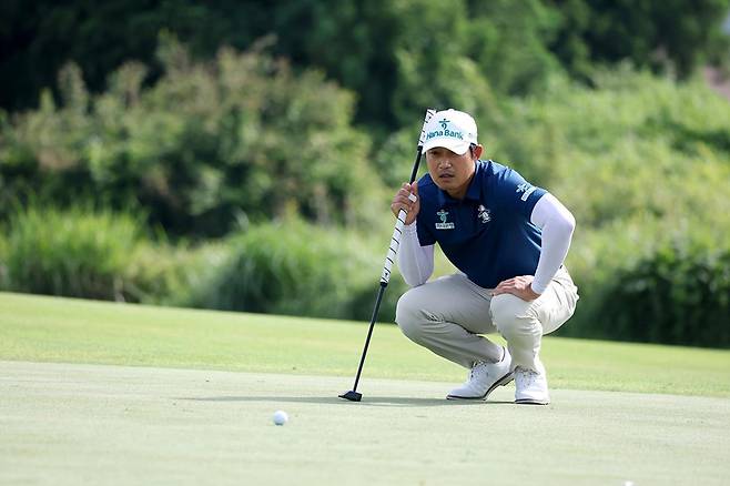 박은신이 11일 열린 KPGA 클래식 with 아임비타 1라운드에서 퍼트 방향을 쳐다보고 있다.