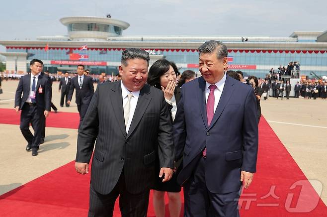 (평양 노동신문=뉴스1) =김정은 북한 노동당 총비서와 시진핑 중국 국가주석. [국내에서만 사용가능. 재배포 금지. DB 금지. For Use Only in the Republic of Korea. Redistribution Prohibited] rodongphoto@news1.kr